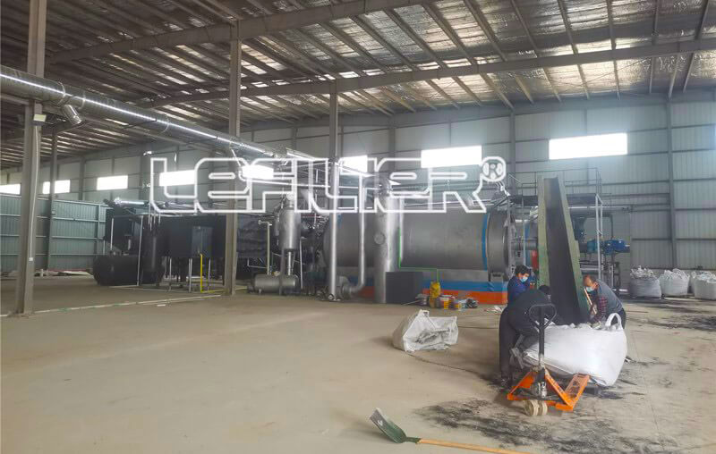 半連續(xù)式塑料煉油設(shè)備生產(chǎn)現(xiàn)場(chǎng) 半連續(xù)式塑料煉油設(shè)備生產(chǎn)現(xiàn)場(chǎng)