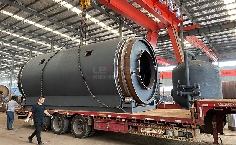 湖南邵陽曾總訂購(gòu)的多臺(tái)LES-2866輪胎煉油設(shè)備裝車發(fā)出02