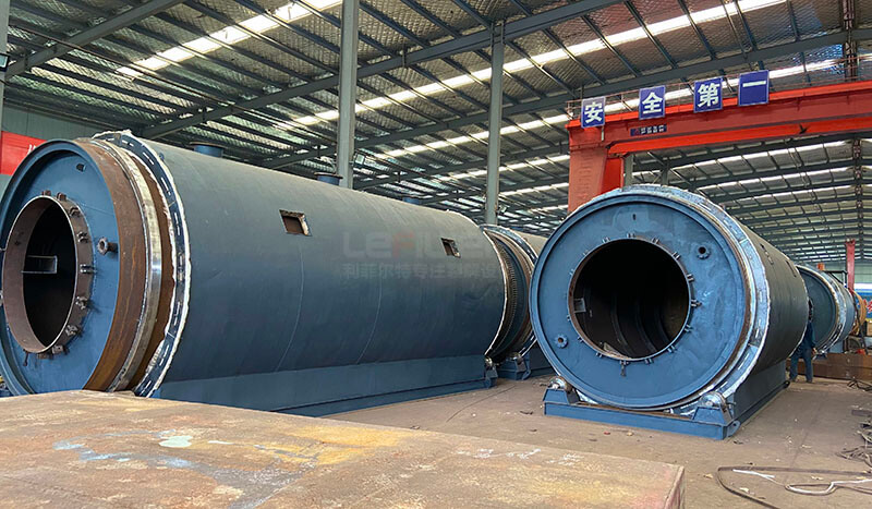 湖南邵陽曾總訂購(gòu)的多臺(tái)LES-2866輪胎煉油設(shè)備裝車發(fā)出01